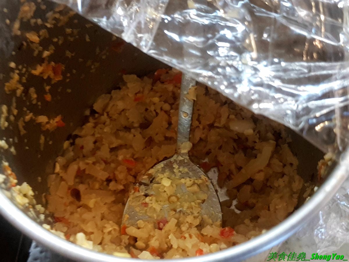 [台中西區]小糊子x麵線專門 – 台中新開的創意麵線店,麵線基本就附鳥蛋,有多種配料可選,還能全部弄成一碗滿漢全席,大推飽滿肥美的蚵仔和Q軟的大腸,另外也有賣炸物,推豆乳雞腿排。