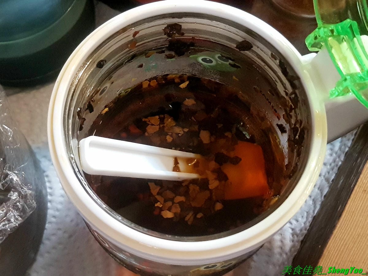 [台中西區]小糊子x麵線專門 – 台中新開的創意麵線店,麵線基本就附鳥蛋,有多種配料可選,還能全部弄成一碗滿漢全席,大推飽滿肥美的蚵仔和Q軟的大腸,另外也有賣炸物,推豆乳雞腿排。