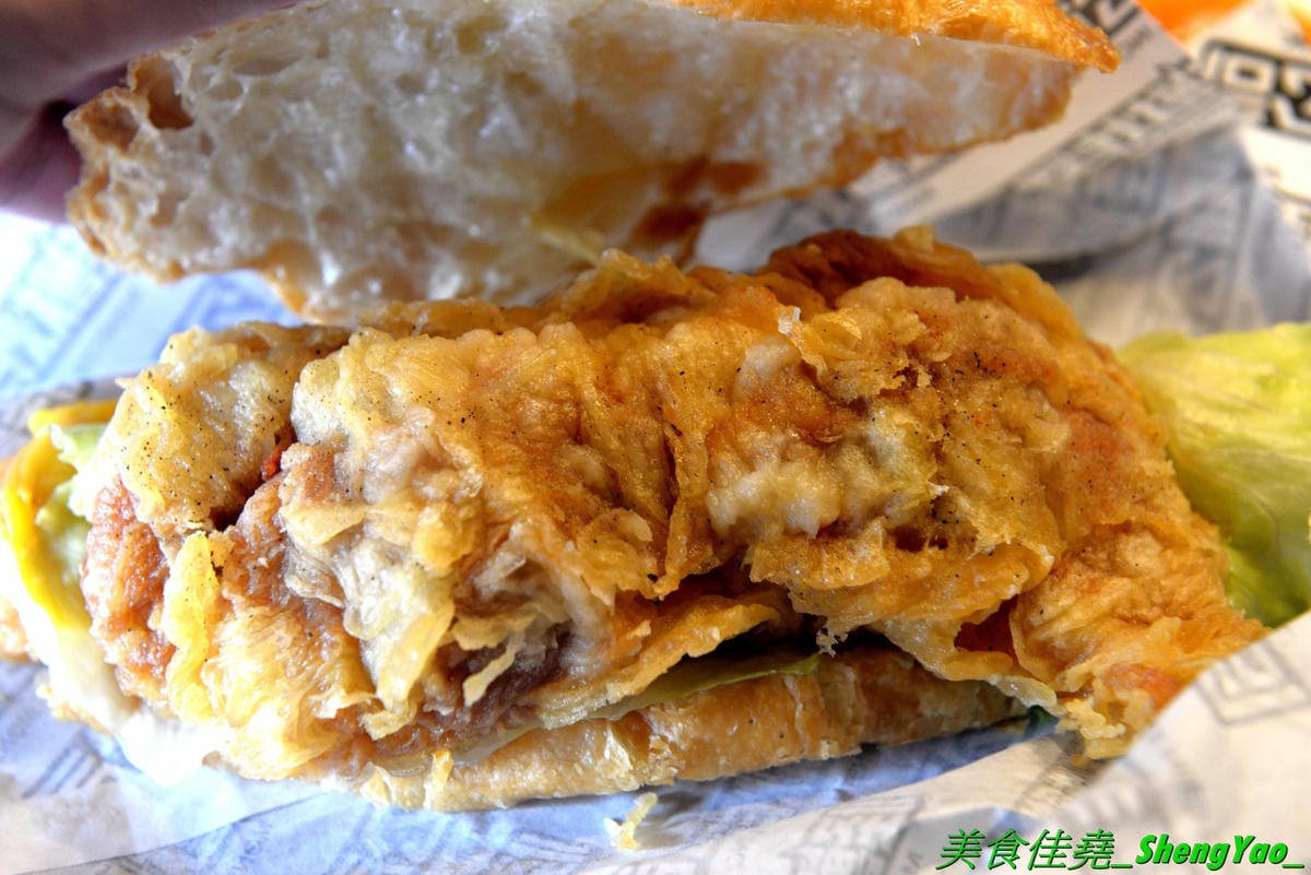 [台中沙鹿]怪獸炸雞公司 台中弘光店 – 來自台北的新品牌美式炸雞速食店,台中首間分店,除了現點現炸的炸雞還有特別的堡類、可頌,三種沾醬任意搭配,隨炸雞附贈紅白藥粉包和像是保險套的東