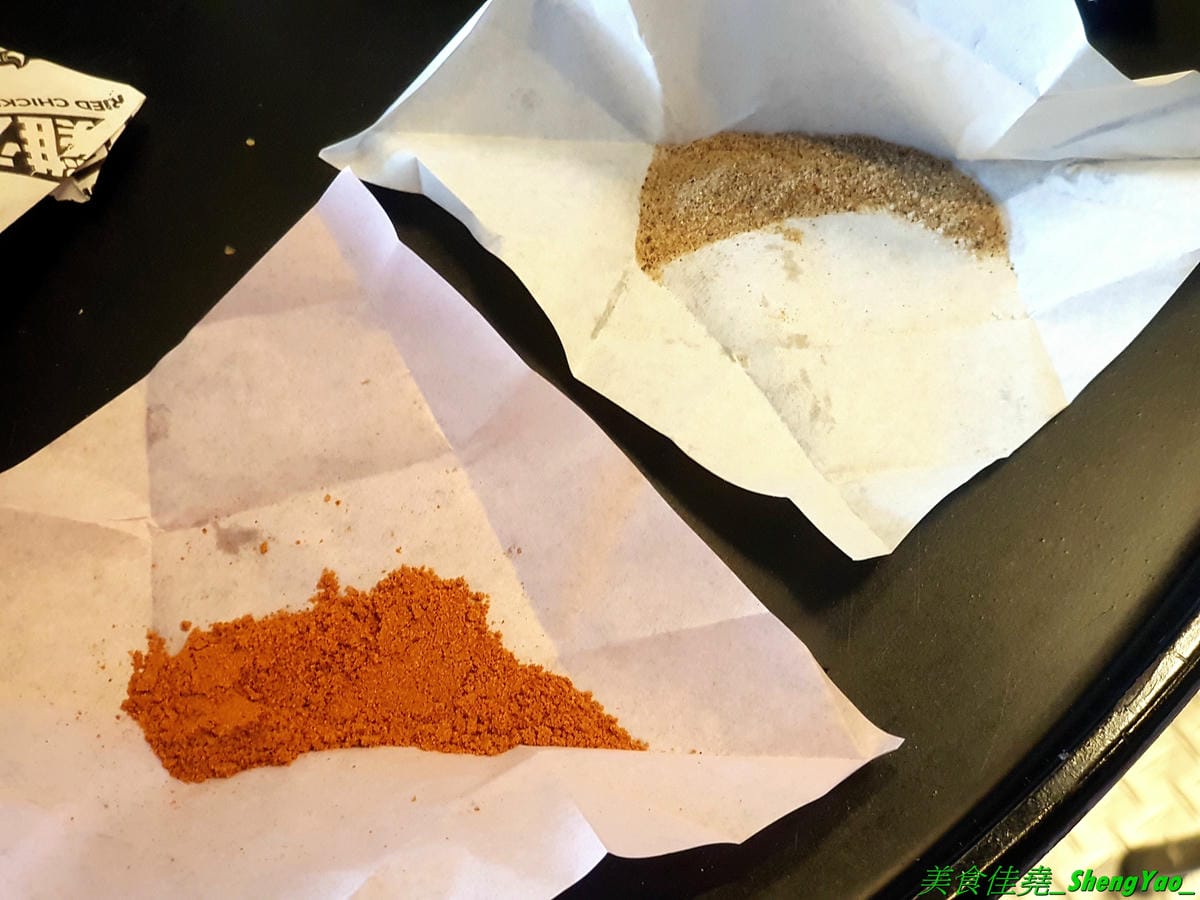 [台中沙鹿]怪獸炸雞公司 台中弘光店 – 來自台北的新品牌美式炸雞速食店,台中首間分店,除了現點現炸的炸雞還有特別的堡類、可頌,三種沾醬任意搭配,隨炸雞附贈紅白藥粉包和像是保險套的東