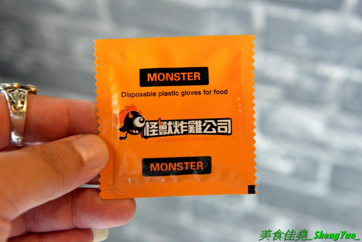[台中沙鹿]怪獸炸雞公司 台中弘光店 – 來自台北的新品牌美式炸雞速食店,台中首間分店,除了現點現炸的炸雞還有特別的堡類、可頌,三種沾醬任意搭配,隨炸雞附贈紅白藥粉包和像是保險套的東