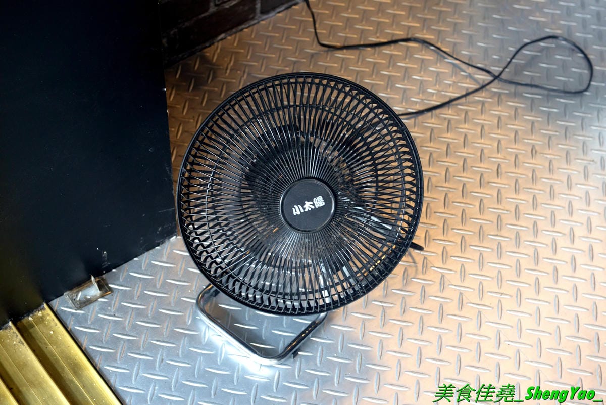 [台中沙鹿]怪獸炸雞公司 台中弘光店 – 來自台北的新品牌美式炸雞速食店,台中首間分店,除了現點現炸的炸雞還有特別的堡類、可頌,三種沾醬任意搭配,隨炸雞附贈紅白藥粉包和像是保險套的東