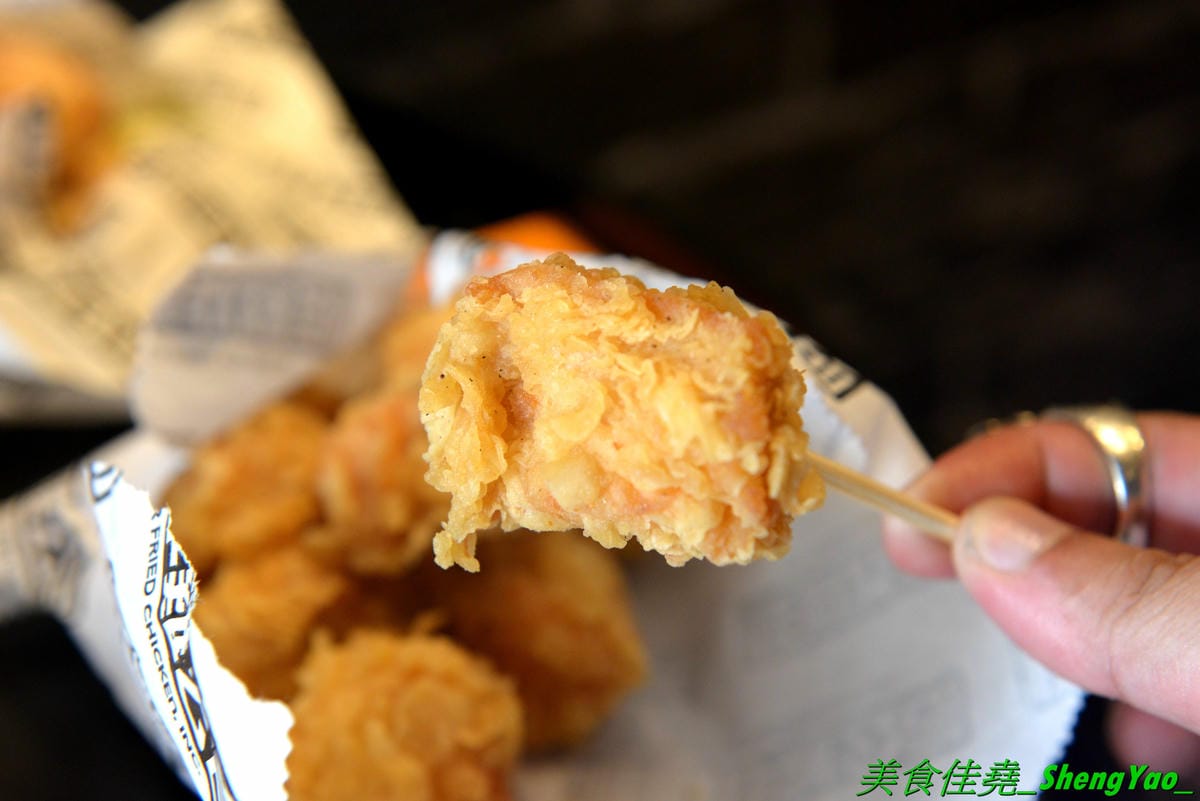 [台中沙鹿]怪獸炸雞公司 台中弘光店 – 來自台北的新品牌美式炸雞速食店,台中首間分店,除了現點現炸的炸雞還有特別的堡類、可頌,三種沾醬任意搭配,隨炸雞附贈紅白藥粉包和像是保險套的東