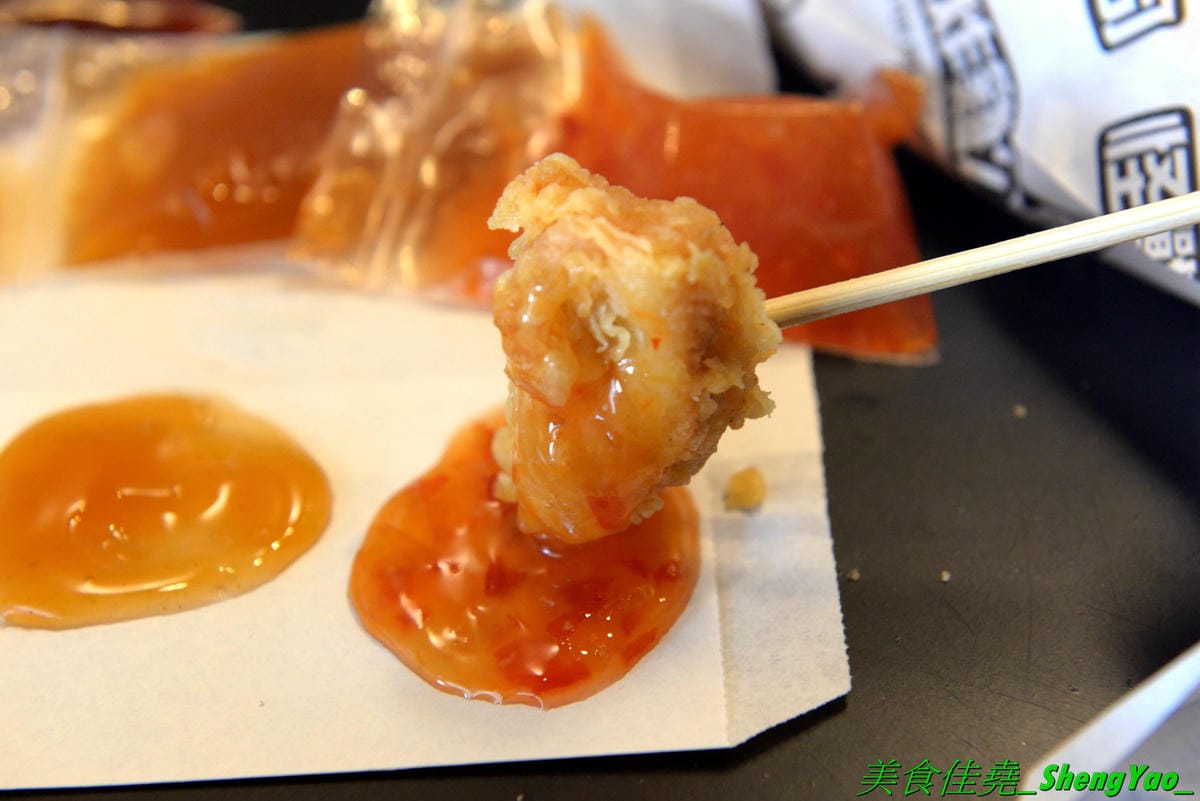 [台中沙鹿]怪獸炸雞公司 台中弘光店 – 來自台北的新品牌美式炸雞速食店,台中首間分店,除了現點現炸的炸雞還有特別的堡類、可頌,三種沾醬任意搭配,隨炸雞附贈紅白藥粉包和像是保險套的東