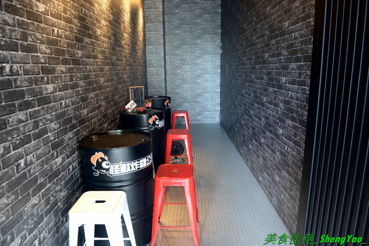 [台中沙鹿]怪獸炸雞公司 台中弘光店 – 來自台北的新品牌美式炸雞速食店,台中首間分店,除了現點現炸的炸雞還有特別的堡類、可頌,三種沾醬任意搭配,隨炸雞附贈紅白藥粉包和像是保險套的東