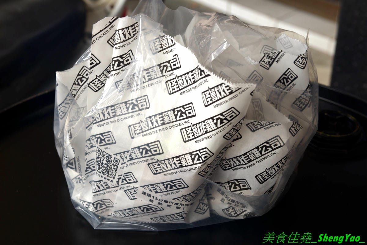 [台中沙鹿]怪獸炸雞公司 台中弘光店 – 來自台北的新品牌美式炸雞速食店,台中首間分店,除了現點現炸的炸雞還有特別的堡類、可頌,三種沾醬任意搭配,隨炸雞附贈紅白藥粉包和像是保險套的東