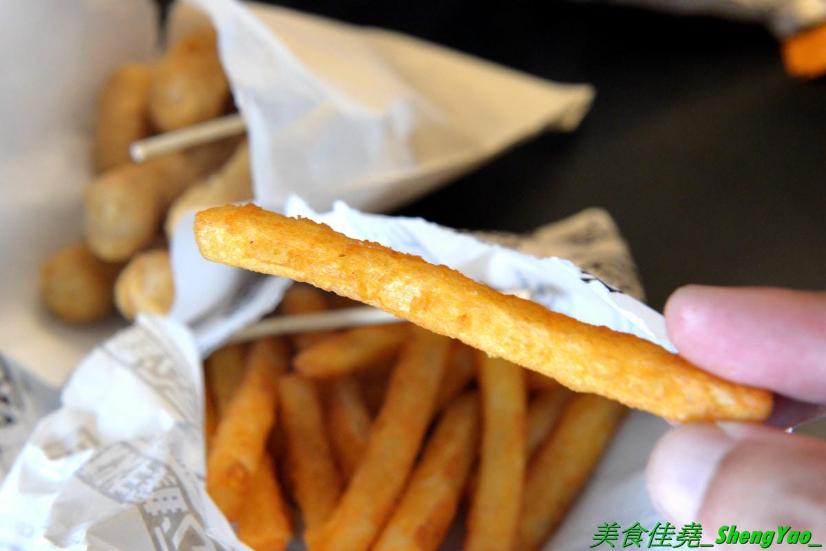 [台中沙鹿]怪獸炸雞公司 台中弘光店 – 來自台北的新品牌美式炸雞速食店,台中首間分店,除了現點現炸的炸雞還有特別的堡類、可頌,三種沾醬任意搭配,隨炸雞附贈紅白藥粉包和像是保險套的東