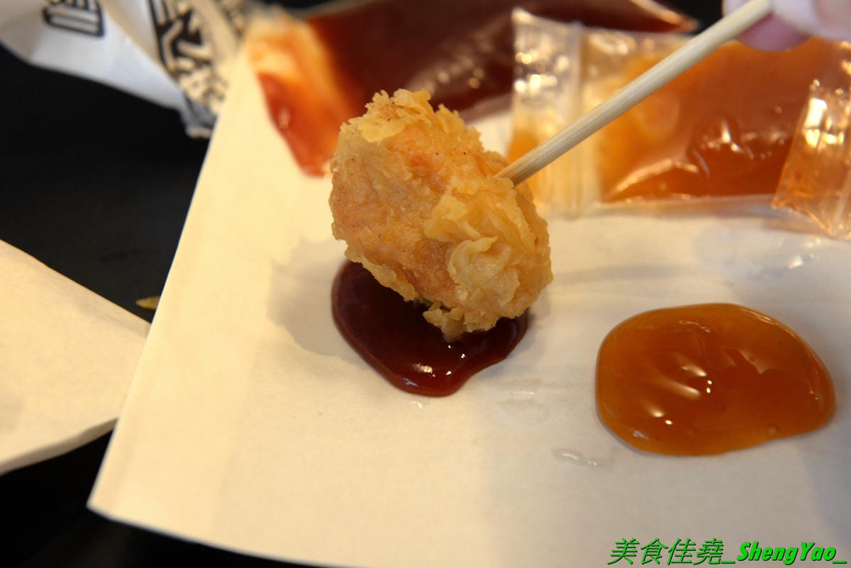 [台中沙鹿]怪獸炸雞公司 台中弘光店 – 來自台北的新品牌美式炸雞速食店,台中首間分店,除了現點現炸的炸雞還有特別的堡類、可頌,三種沾醬任意搭配,隨炸雞附贈紅白藥粉包和像是保險套的東