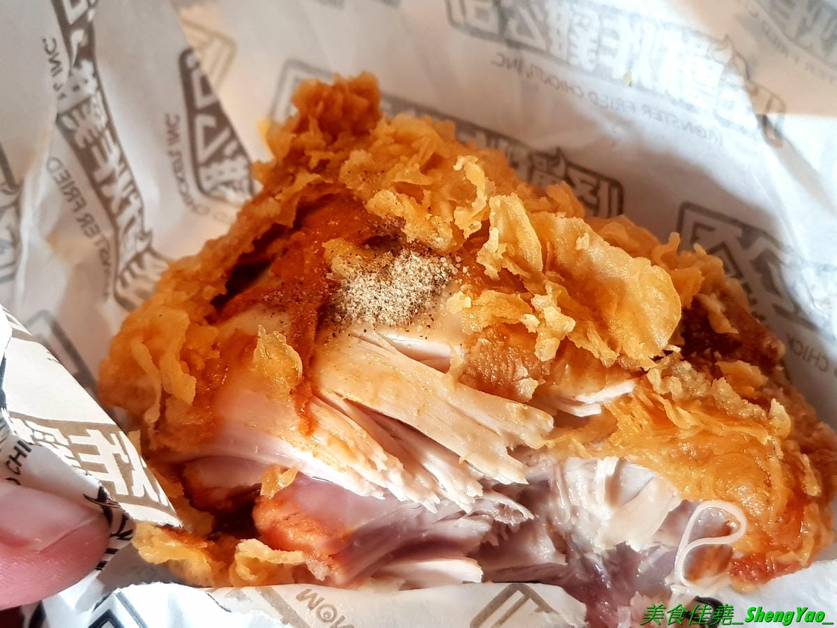 [台中沙鹿]怪獸炸雞公司 台中弘光店 – 來自台北的新品牌美式炸雞速食店,台中首間分店,除了現點現炸的炸雞還有特別的堡類、可頌,三種沾醬任意搭配,隨炸雞附贈紅白藥粉包和像是保險套的東
