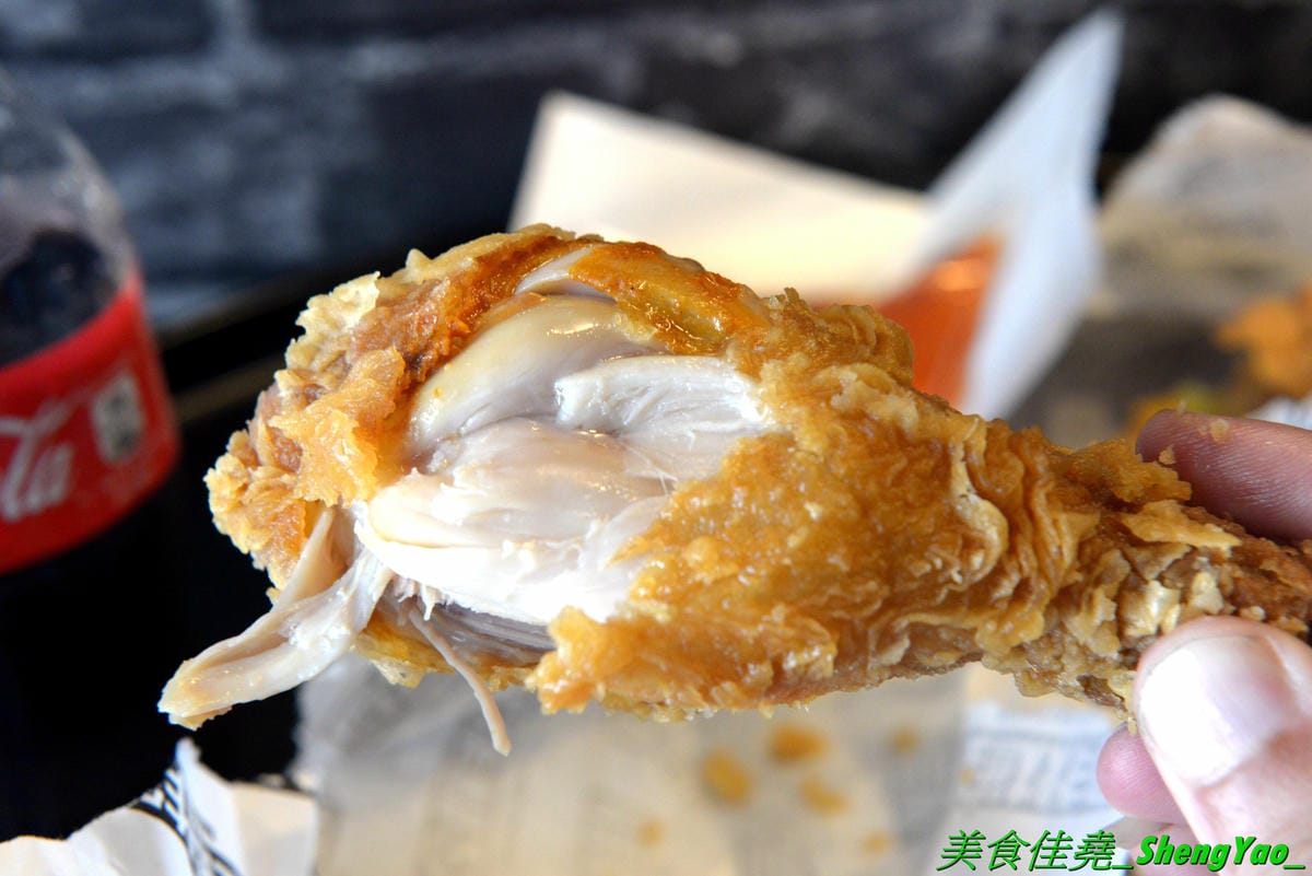 [台中沙鹿]怪獸炸雞公司 台中弘光店 – 來自台北的新品牌美式炸雞速食店,台中首間分店,除了現點現炸的炸雞還有特別的堡類、可頌,三種沾醬任意搭配,隨炸雞附贈紅白藥粉包和像是保險套的東