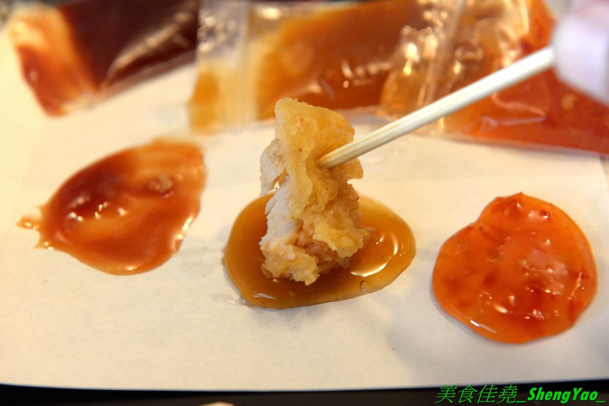 [台中沙鹿]怪獸炸雞公司 台中弘光店 – 來自台北的新品牌美式炸雞速食店,台中首間分店,除了現點現炸的炸雞還有特別的堡類、可頌,三種沾醬任意搭配,隨炸雞附贈紅白藥粉包和像是保險套的東