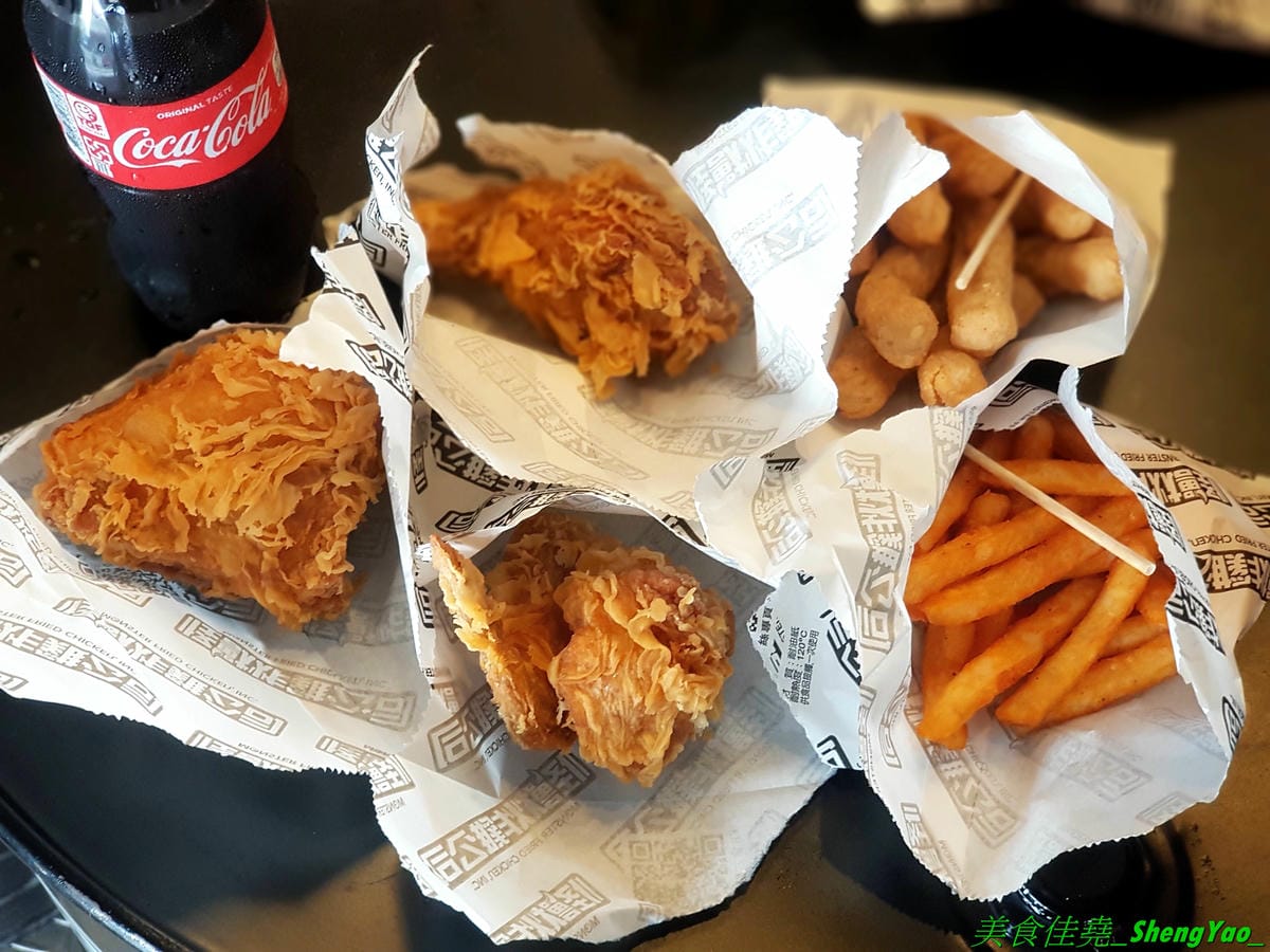 [台中沙鹿]怪獸炸雞公司 台中弘光店 – 來自台北的新品牌美式炸雞速食店,台中首間分店,除了現點現炸的炸雞還有特別的堡類、可頌,三種沾醬任意搭配,隨炸雞附贈紅白藥粉包和像是保險套的東