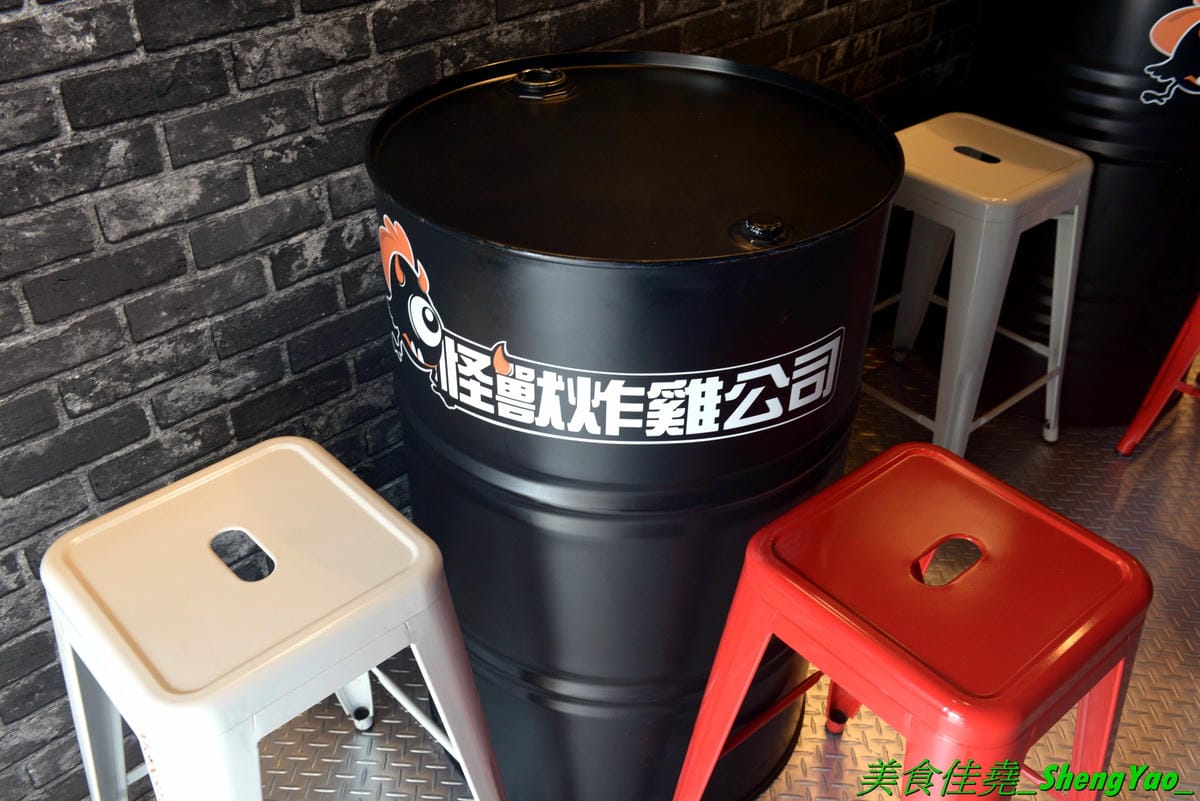 [台中沙鹿]怪獸炸雞公司 台中弘光店 – 來自台北的新品牌美式炸雞速食店,台中首間分店,除了現點現炸的炸雞還有特別的堡類、可頌,三種沾醬任意搭配,隨炸雞附贈紅白藥粉包和像是保險套的東
