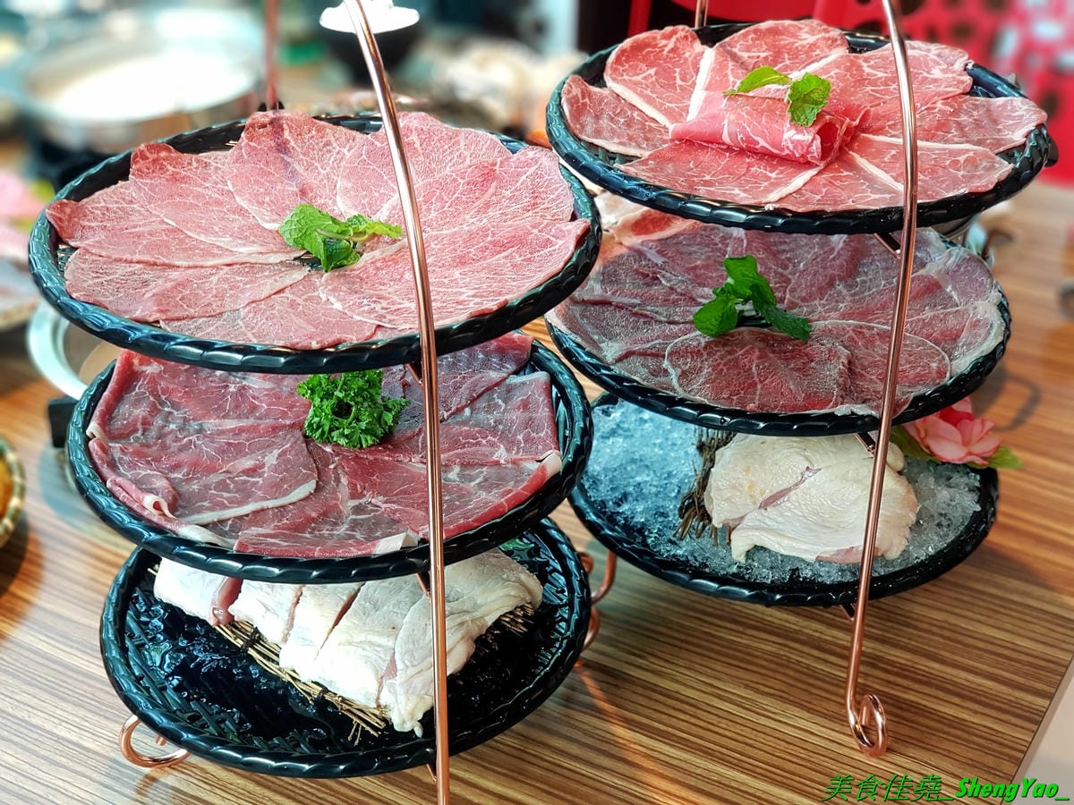 [台中龍井]旭川鱻鍋物 – 台中海線首家活體海鮮蒸氣火鍋,一個人也能吃的蒸氣鍋,特色湯頭均不加價,超多種現撈活體海鮮,平價消費不收服務費,7月底以前用餐打卡分享就免費續肉盤,雙人套餐可續