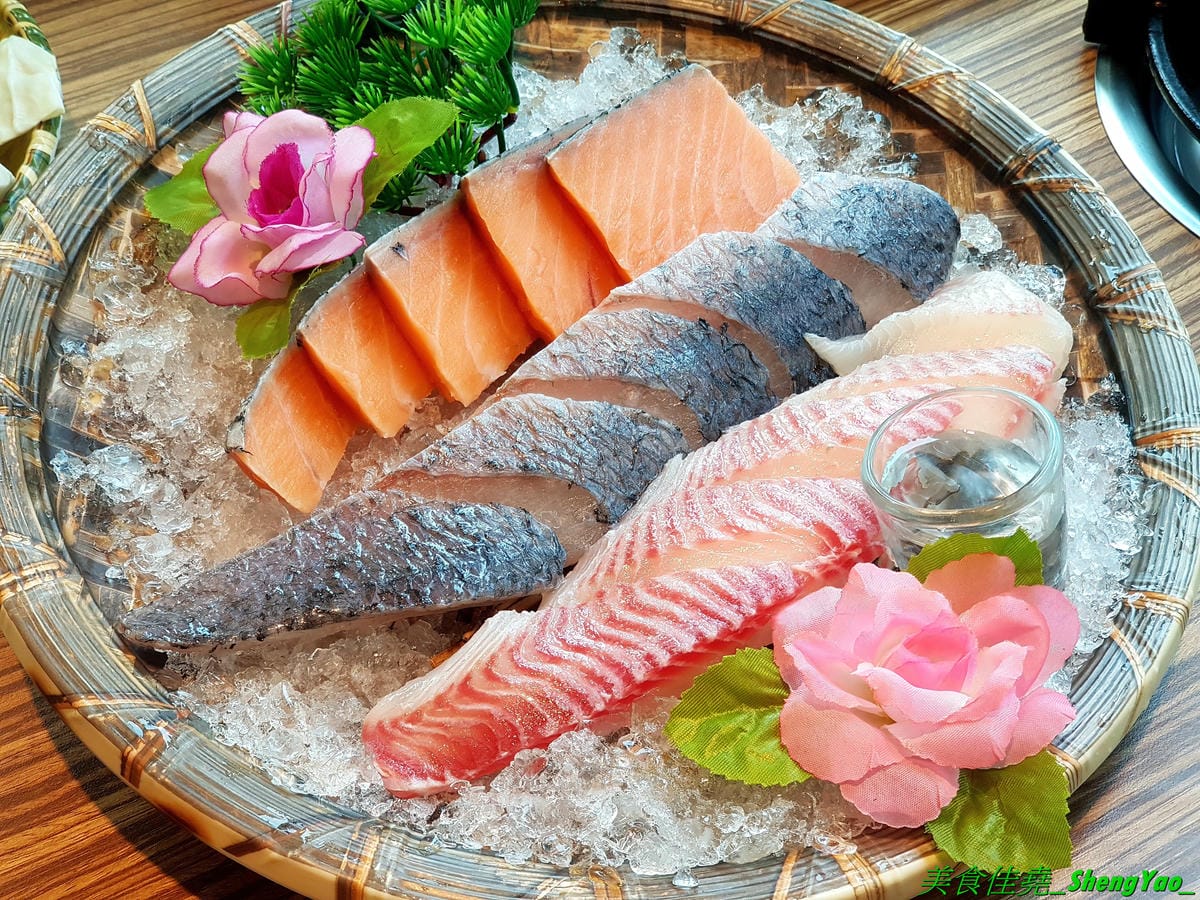 [台中龍井]旭川鱻鍋物 – 台中海線首家活體海鮮蒸氣火鍋,一個人也能吃的蒸氣鍋,特色湯頭均不加價,超多種現撈活體海鮮,平價消費不收服務費,7月底以前用餐打卡分享就免費續肉盤,雙人套餐可續