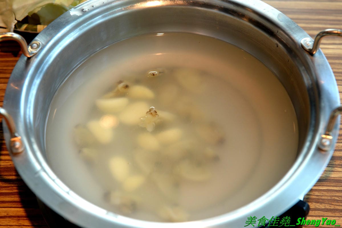 [台中龍井]旭川鱻鍋物 – 台中海線首家活體海鮮蒸氣火鍋,一個人也能吃的蒸氣鍋,特色湯頭均不加價,超多種現撈活體海鮮,平價消費不收服務費,7月底以前用餐打卡分享就免費續肉盤,雙人套餐可續