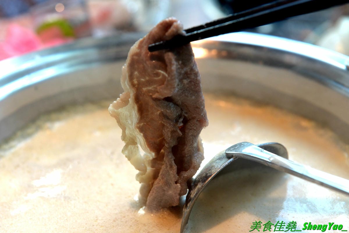 [台中龍井]旭川鱻鍋物 – 台中海線首家活體海鮮蒸氣火鍋,一個人也能吃的蒸氣鍋,特色湯頭均不加價,超多種現撈活體海鮮,平價消費不收服務費,7月底以前用餐打卡分享就免費續肉盤,雙人套餐可續