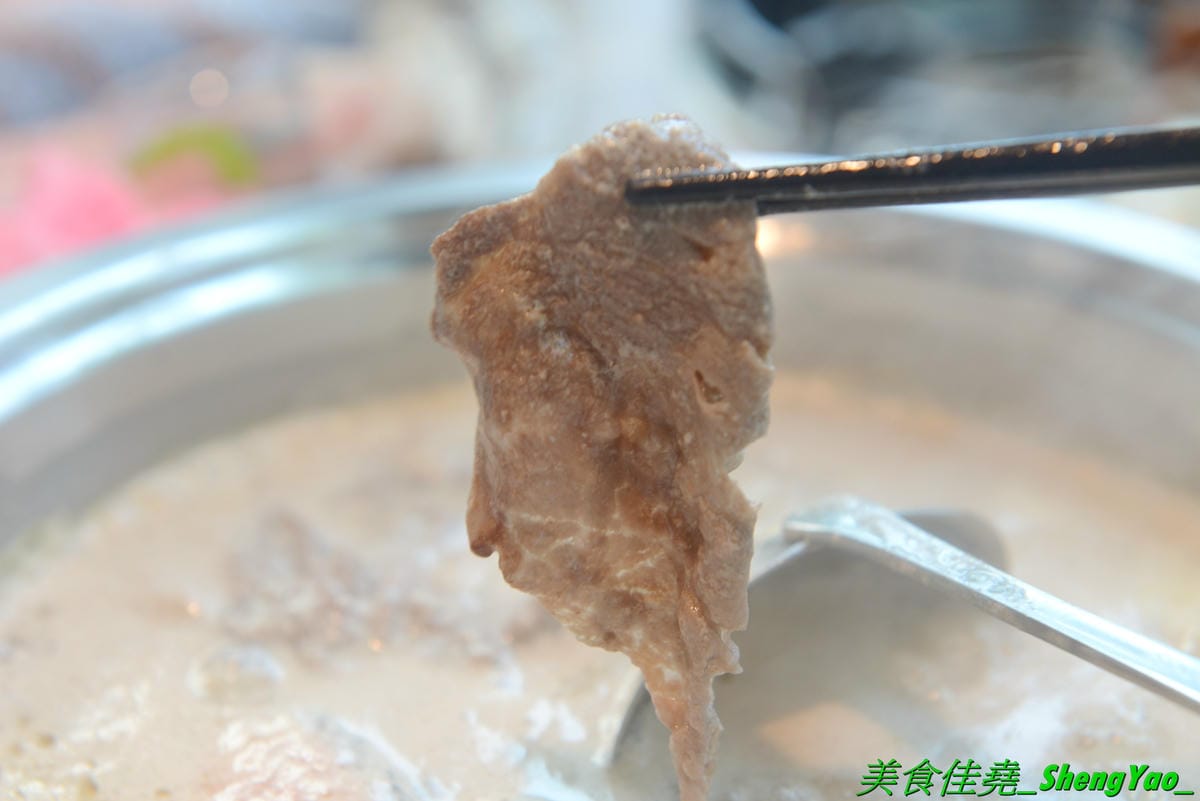 [台中龍井]旭川鱻鍋物 – 台中海線首家活體海鮮蒸氣火鍋,一個人也能吃的蒸氣鍋,特色湯頭均不加價,超多種現撈活體海鮮,平價消費不收服務費,7月底以前用餐打卡分享就免費續肉盤,雙人套餐可續
