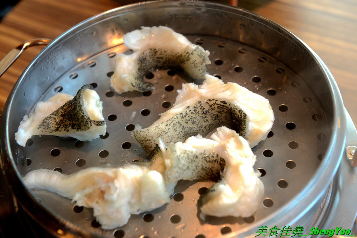 [台中龍井]旭川鱻鍋物 – 台中海線首家活體海鮮蒸氣火鍋,一個人也能吃的蒸氣鍋,特色湯頭均不加價,超多種現撈活體海鮮,平價消費不收服務費,7月底以前用餐打卡分享就免費續肉盤,雙人套餐可續