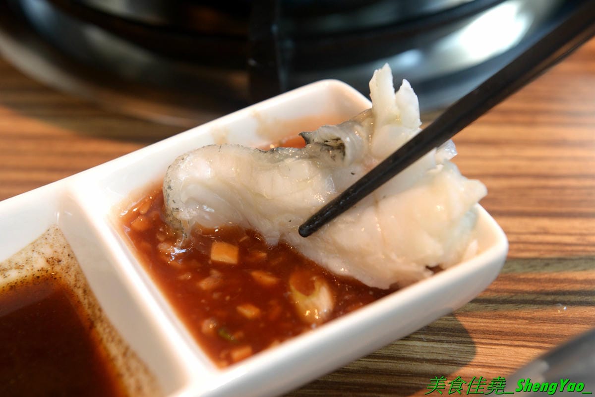 [台中龍井]旭川鱻鍋物 – 台中海線首家活體海鮮蒸氣火鍋,一個人也能吃的蒸氣鍋,特色湯頭均不加價,超多種現撈活體海鮮,平價消費不收服務費,7月底以前用餐打卡分享就免費續肉盤,雙人套餐可續