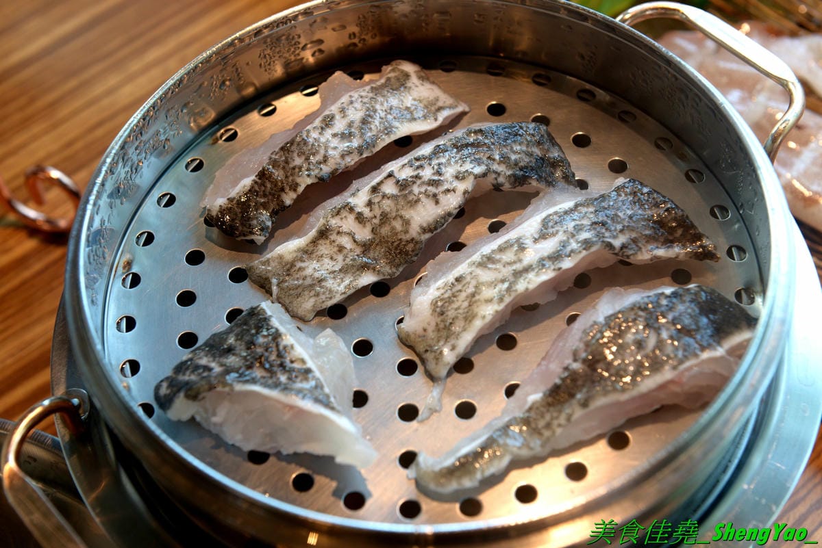 [台中龍井]旭川鱻鍋物 – 台中海線首家活體海鮮蒸氣火鍋,一個人也能吃的蒸氣鍋,特色湯頭均不加價,超多種現撈活體海鮮,平價消費不收服務費,7月底以前用餐打卡分享就免費續肉盤,雙人套餐可續