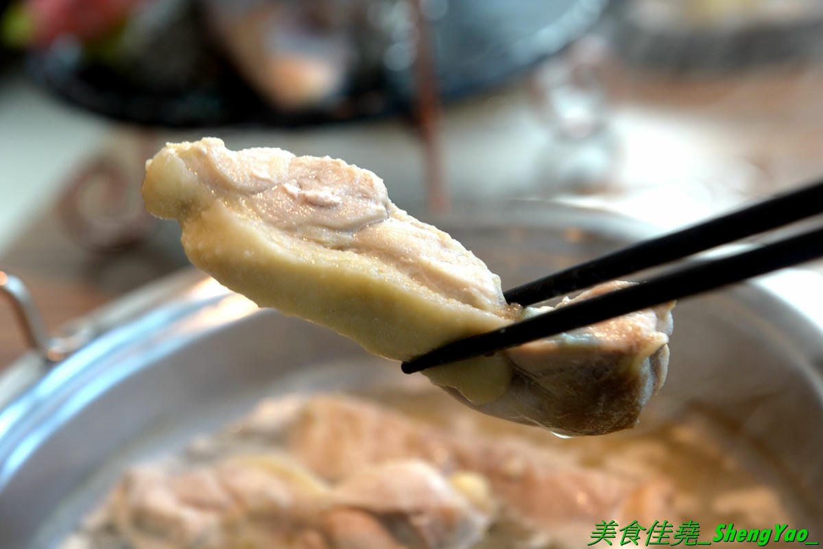 [台中龍井]旭川鱻鍋物 – 台中海線首家活體海鮮蒸氣火鍋,一個人也能吃的蒸氣鍋,特色湯頭均不加價,超多種現撈活體海鮮,平價消費不收服務費,7月底以前用餐打卡分享就免費續肉盤,雙人套餐可續