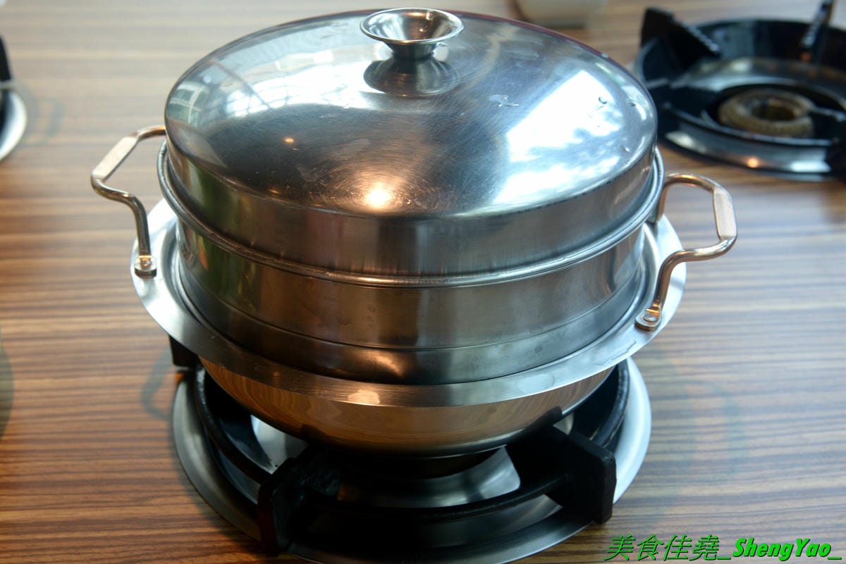 [台中龍井]旭川鱻鍋物 – 台中海線首家活體海鮮蒸氣火鍋,一個人也能吃的蒸氣鍋,特色湯頭均不加價,超多種現撈活體海鮮,平價消費不收服務費,7月底以前用餐打卡分享就免費續肉盤,雙人套餐可續