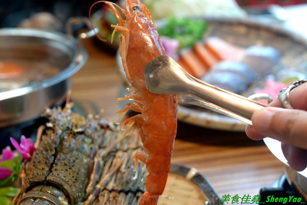 [台中龍井]旭川鱻鍋物 – 台中海線首家活體海鮮蒸氣火鍋,一個人也能吃的蒸氣鍋,特色湯頭均不加價,超多種現撈活體海鮮,平價消費不收服務費,7月底以前用餐打卡分享就免費續肉盤,雙人套餐可續