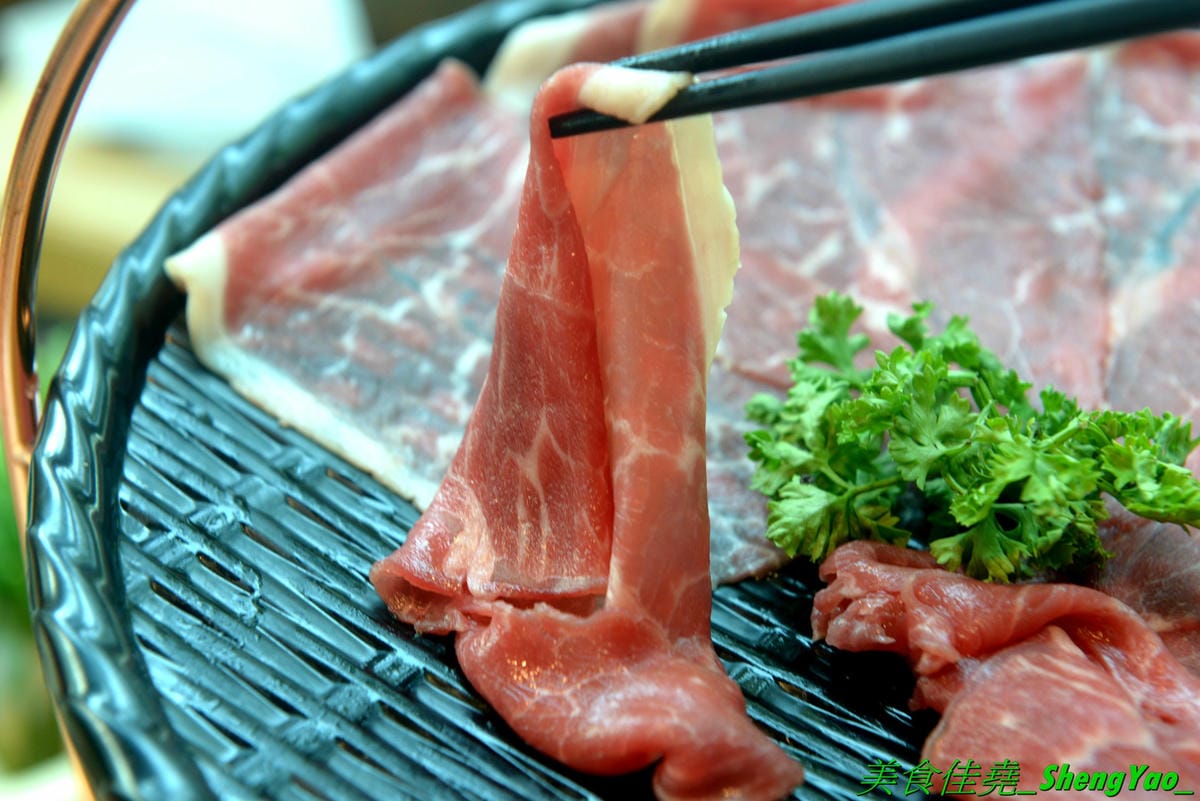 [台中龍井]旭川鱻鍋物 – 台中海線首家活體海鮮蒸氣火鍋,一個人也能吃的蒸氣鍋,特色湯頭均不加價,超多種現撈活體海鮮,平價消費不收服務費,7月底以前用餐打卡分享就免費續肉盤,雙人套餐可續