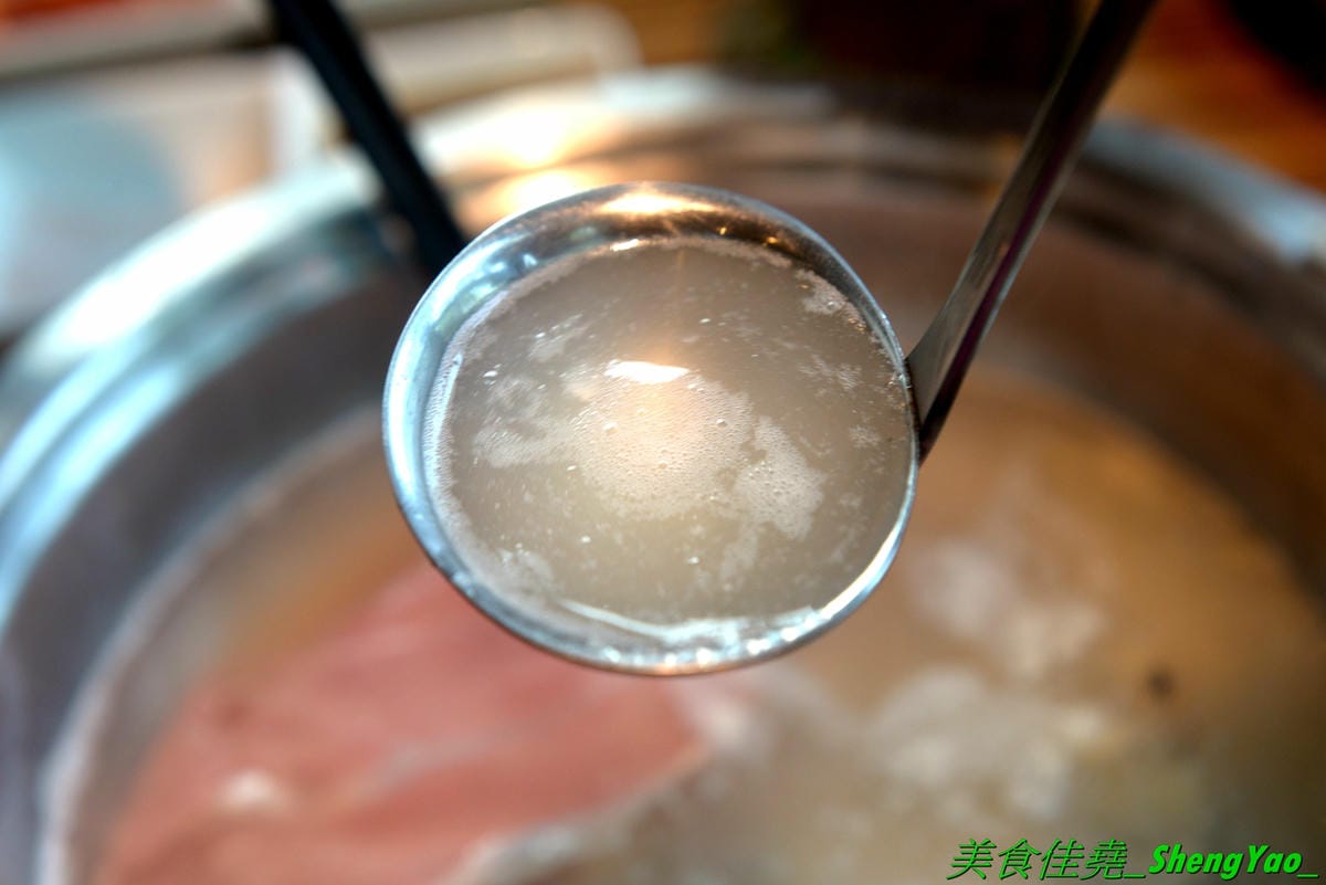 [台中龍井]旭川鱻鍋物 – 台中海線首家活體海鮮蒸氣火鍋,一個人也能吃的蒸氣鍋,特色湯頭均不加價,超多種現撈活體海鮮,平價消費不收服務費,7月底以前用餐打卡分享就免費續肉盤,雙人套餐可續