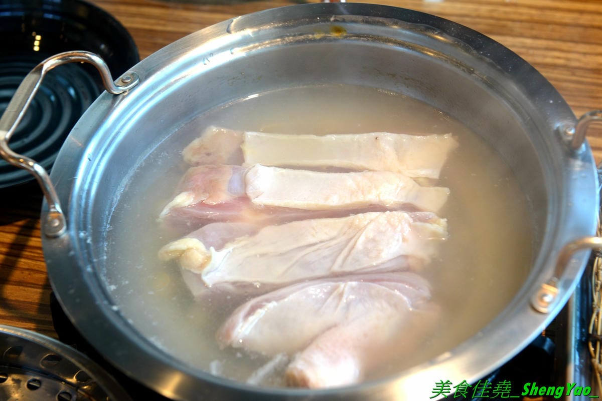 [台中龍井]旭川鱻鍋物 – 台中海線首家活體海鮮蒸氣火鍋,一個人也能吃的蒸氣鍋,特色湯頭均不加價,超多種現撈活體海鮮,平價消費不收服務費,7月底以前用餐打卡分享就免費續肉盤,雙人套餐可續