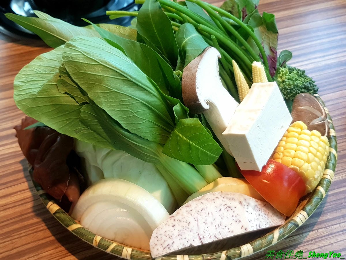 [台中龍井]旭川鱻鍋物 – 台中海線首家活體海鮮蒸氣火鍋,一個人也能吃的蒸氣鍋,特色湯頭均不加價,超多種現撈活體海鮮,平價消費不收服務費,7月底以前用餐打卡分享就免費續肉盤,雙人套餐可續