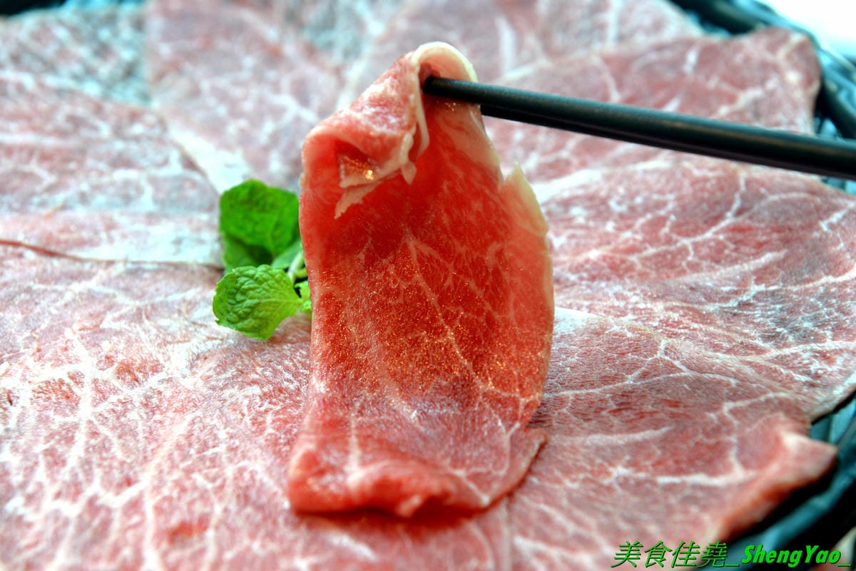 [台中龍井]旭川鱻鍋物 – 台中海線首家活體海鮮蒸氣火鍋,一個人也能吃的蒸氣鍋,特色湯頭均不加價,超多種現撈活體海鮮,平價消費不收服務費,7月底以前用餐打卡分享就免費續肉盤,雙人套餐可續