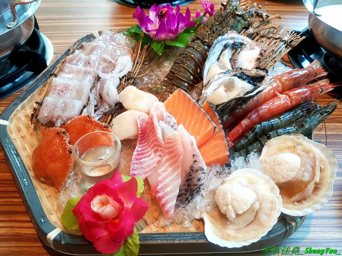 [台中龍井]旭川鱻鍋物 – 台中海線首家活體海鮮蒸氣火鍋,一個人也能吃的蒸氣鍋,特色湯頭均不加價,超多種現撈活體海鮮,平價消費不收服務費,7月底以前用餐打卡分享就免費續肉盤,雙人套餐可續