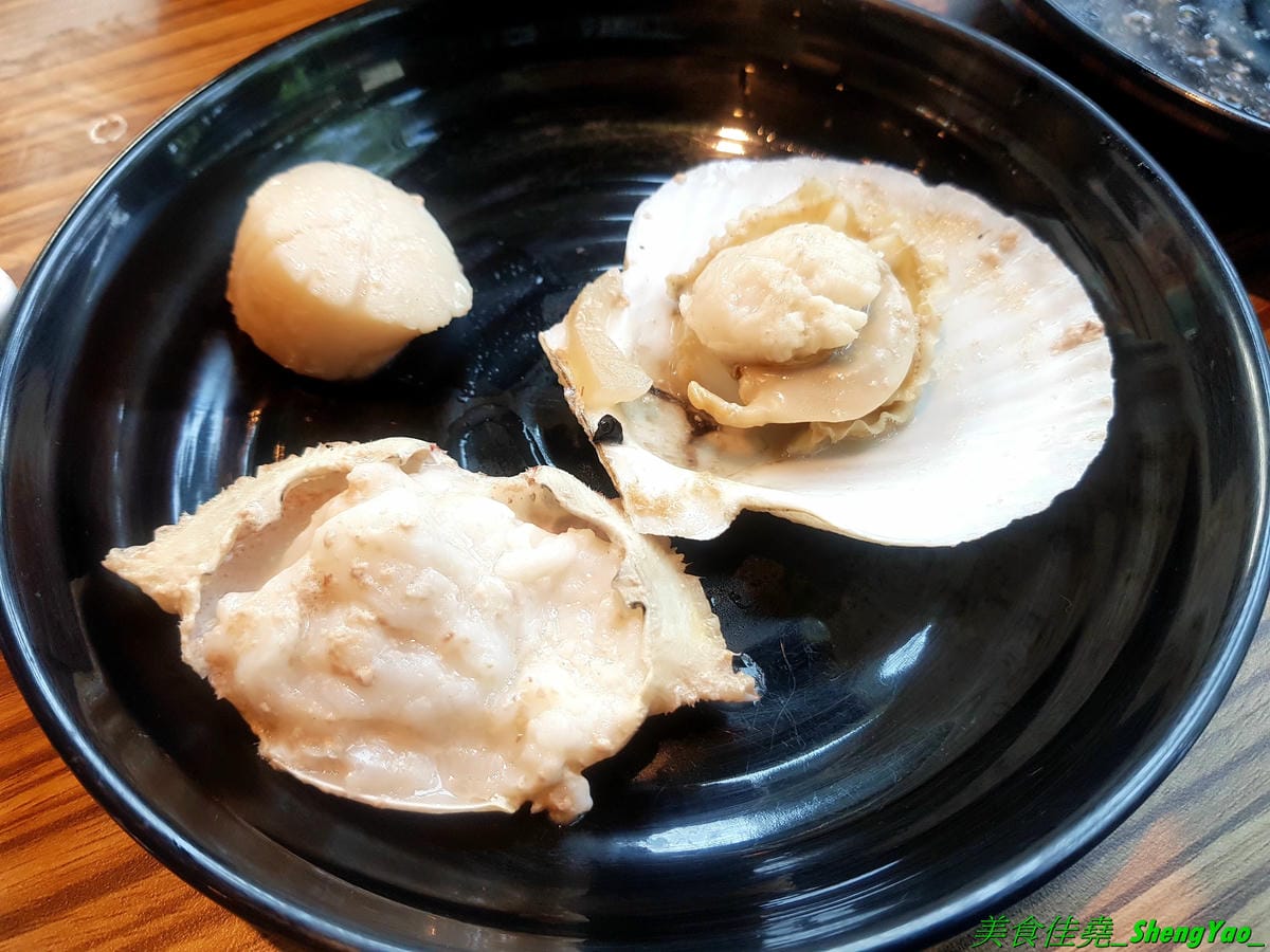 [台中龍井]旭川鱻鍋物 – 台中海線首家活體海鮮蒸氣火鍋,一個人也能吃的蒸氣鍋,特色湯頭均不加價,超多種現撈活體海鮮,平價消費不收服務費,7月底以前用餐打卡分享就免費續肉盤,雙人套餐可續
