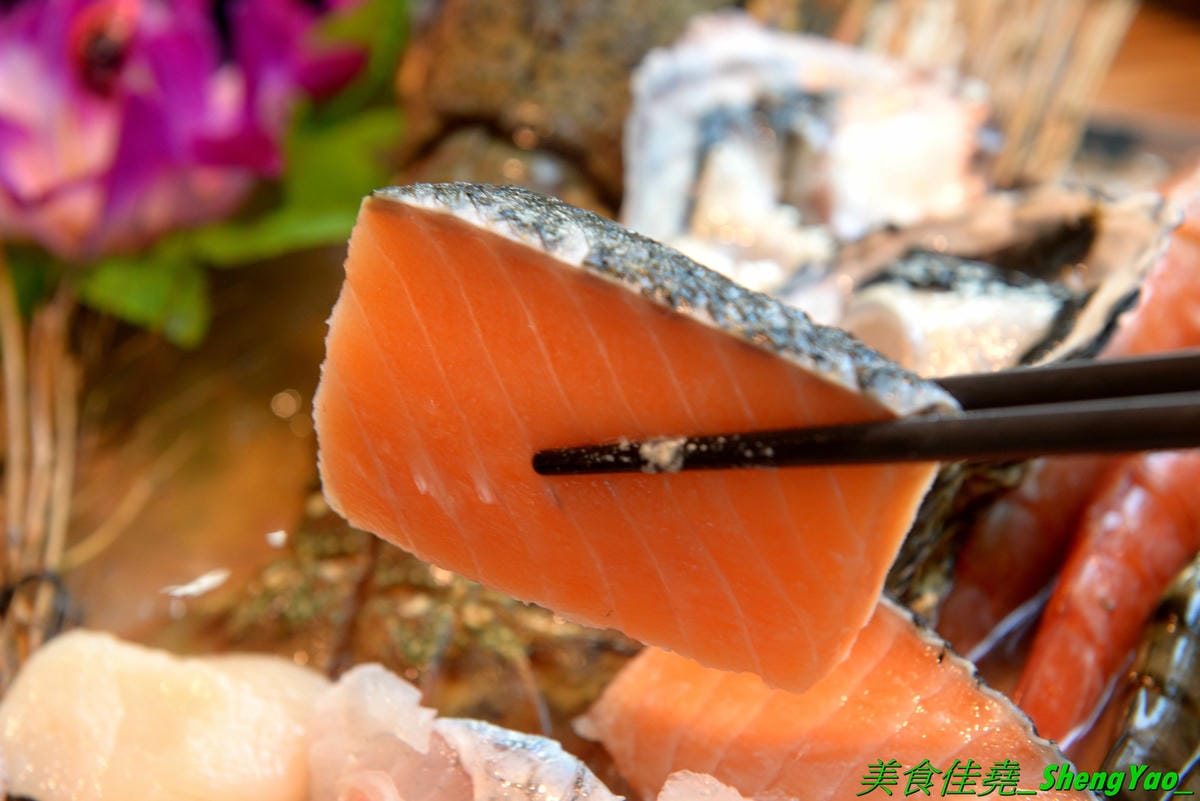 [台中龍井]旭川鱻鍋物 – 台中海線首家活體海鮮蒸氣火鍋,一個人也能吃的蒸氣鍋,特色湯頭均不加價,超多種現撈活體海鮮,平價消費不收服務費,7月底以前用餐打卡分享就免費續肉盤,雙人套餐可續