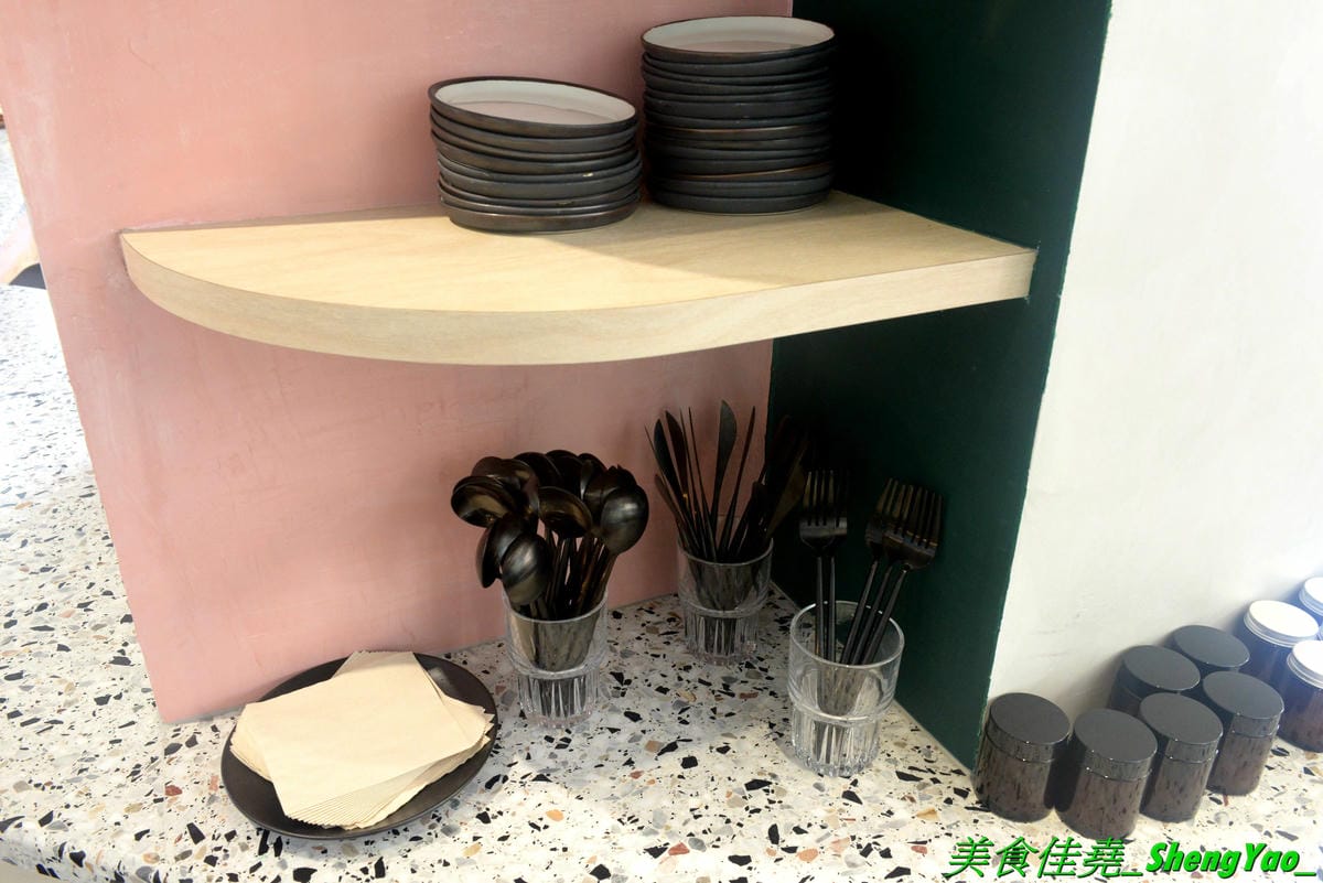 [台中西屯]AULON Concept 澳倫概念 – “憲賣咖啡”新品牌早午餐咖啡店,結合澳洲和倫敦不同的風格氛圍與餐飲,環境舒適好拍,澳式餐點很有創意,酥炸軟殼蟹必點,7/31前全面79折優惠。(已歇業)