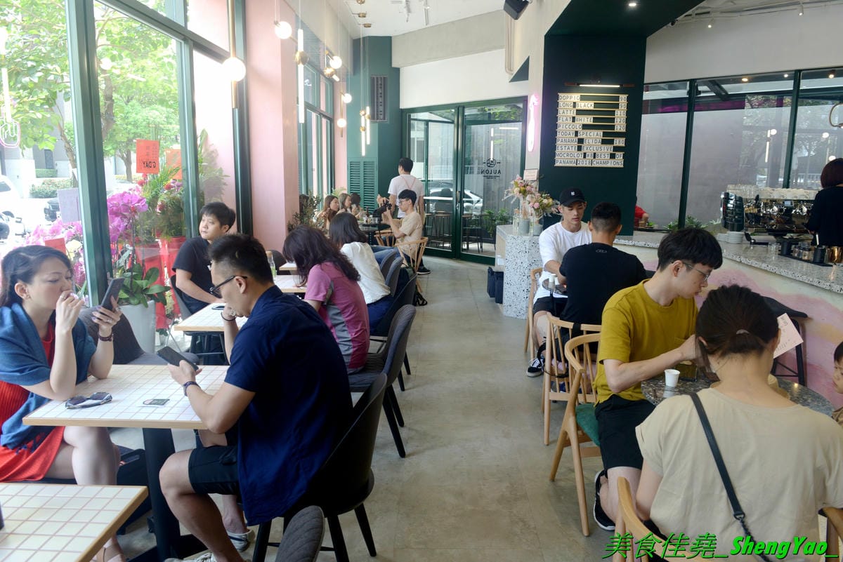 [台中西屯]AULON Concept 澳倫概念 – “憲賣咖啡”新品牌早午餐咖啡店,結合澳洲和倫敦不同的風格氛圍與餐飲,環境舒適好拍,澳式餐點很有創意,酥炸軟殼蟹必點,7/31前全面79折優惠。(已歇業)