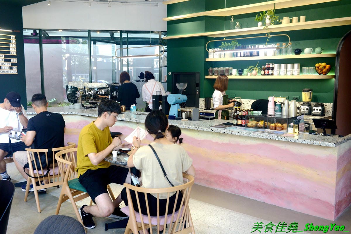 [台中西屯]AULON Concept 澳倫概念 – “憲賣咖啡”新品牌早午餐咖啡店,結合澳洲和倫敦不同的風格氛圍與餐飲,環境舒適好拍,澳式餐點很有創意,酥炸軟殼蟹必點,7/31前全面79折優惠。(已歇業)