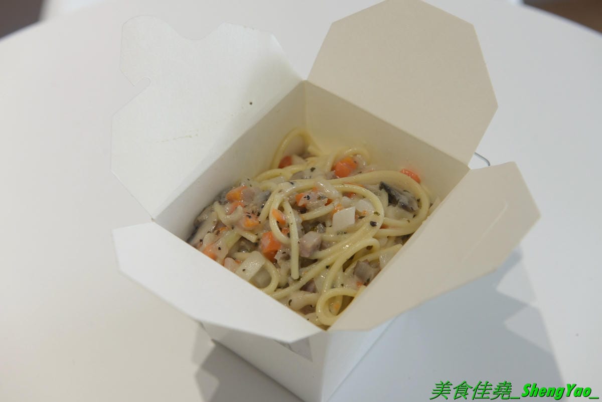 [台中沙鹿]Souffler職人 二訪 – 台中海線也有厲害的百元厚鬆餅,附設冷氣內用區,網美風格裝潢,店內店外都好拍照,舒芙蕾厚鬆餅新口味水果優格和芋見幸福都不錯,另外還有義大利麵和漸層氣泡飲