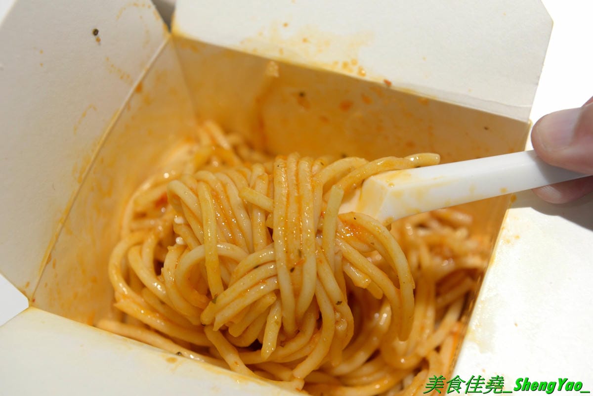 [台中沙鹿]Souffler職人 二訪 – 台中海線也有厲害的百元厚鬆餅,附設冷氣內用區,網美風格裝潢,店內店外都好拍照,舒芙蕾厚鬆餅新口味水果優格和芋見幸福都不錯,另外還有義大利麵和漸層氣泡飲