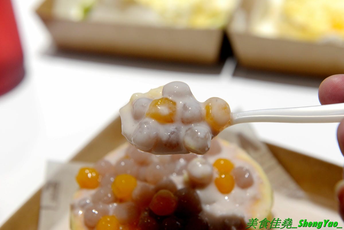 [台中沙鹿]Souffler職人 二訪 – 台中海線也有厲害的百元厚鬆餅,附設冷氣內用區,網美風格裝潢,店內店外都好拍照,舒芙蕾厚鬆餅新口味水果優格和芋見幸福都不錯,另外還有義大利麵和漸層氣泡飲