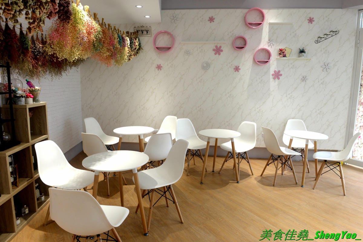 [台中沙鹿]Souffler職人 二訪 – 台中海線也有厲害的百元厚鬆餅,附設冷氣內用區,網美風格裝潢,店內店外都好拍照,舒芙蕾厚鬆餅新口味水果優格和芋見幸福都不錯,另外還有義大利麵和漸層氣泡飲