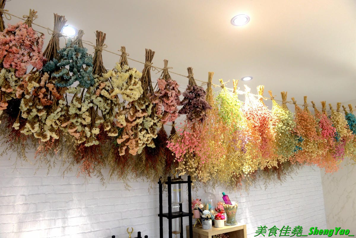 [台中沙鹿]Souffler職人 二訪 – 台中海線也有厲害的百元厚鬆餅,附設冷氣內用區,網美風格裝潢,店內店外都好拍照,舒芙蕾厚鬆餅新口味水果優格和芋見幸福都不錯,另外還有義大利麵和漸層氣泡飲