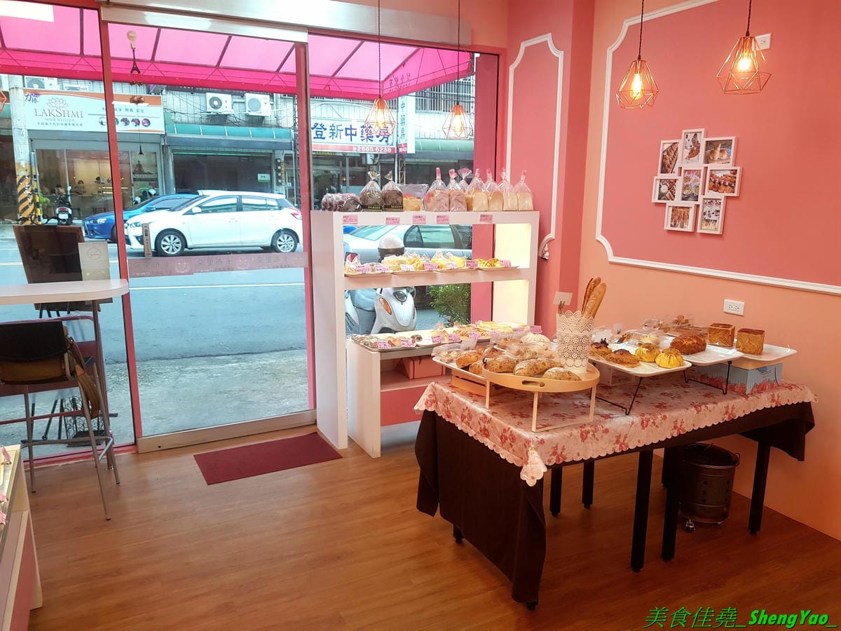 [台中沙鹿]卡布里朵 手作烘焙坊 – 沙鹿3月多開幕的烘焙麵包店,老闆是從大甲裕珍馨出來的,烘焙資歷15年,曾赴日研習還參加過麵包大賽,店家主打歐式麵包,另外也有賣台式麵包和蛋糕小甜點,麵包