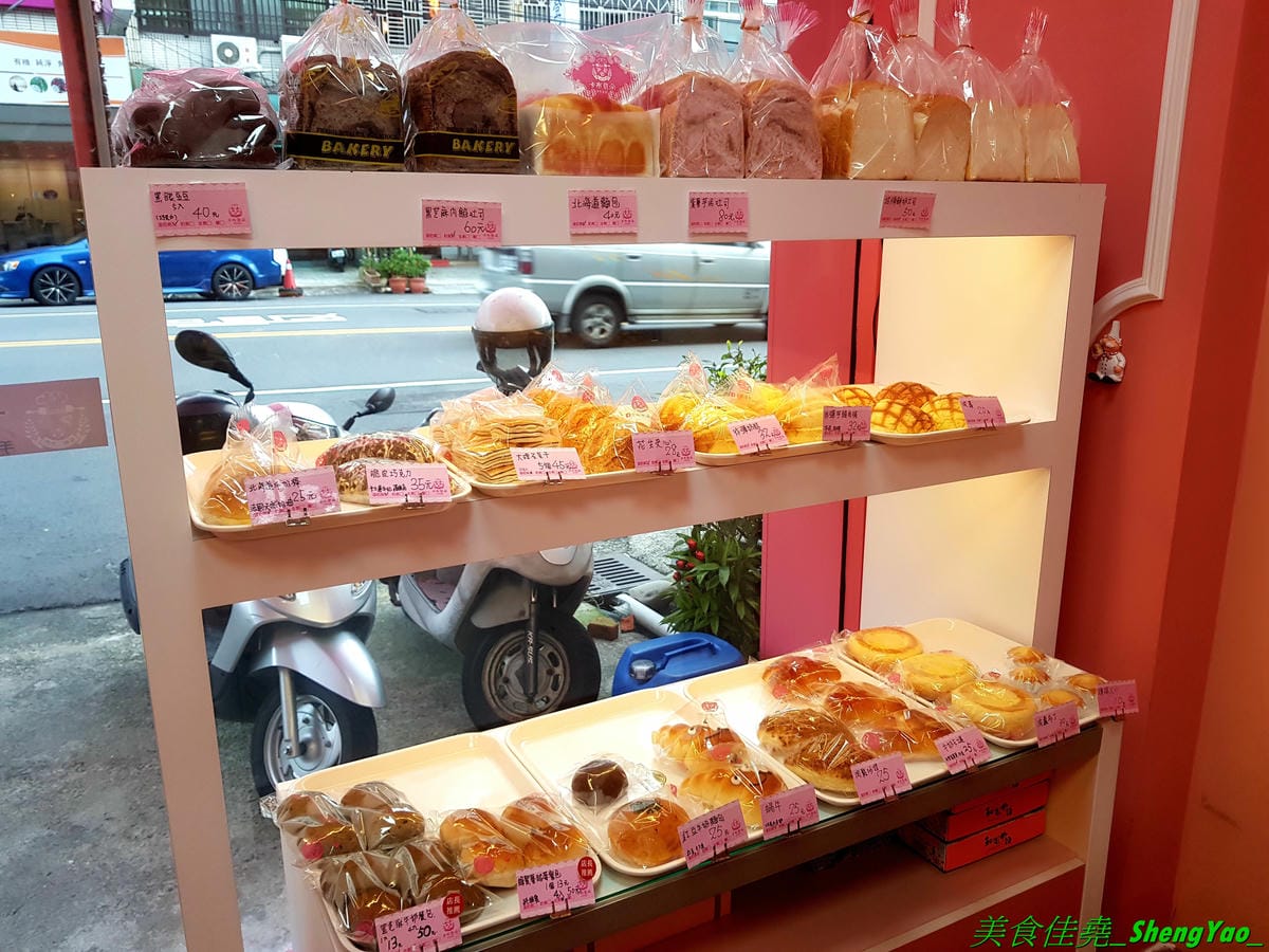 [台中沙鹿]卡布里朵 手作烘焙坊 – 沙鹿3月多開幕的烘焙麵包店,老闆是從大甲裕珍馨出來的,烘焙資歷15年,曾赴日研習還參加過麵包大賽,店家主打歐式麵包,另外也有賣台式麵包和蛋糕小甜點,麵包