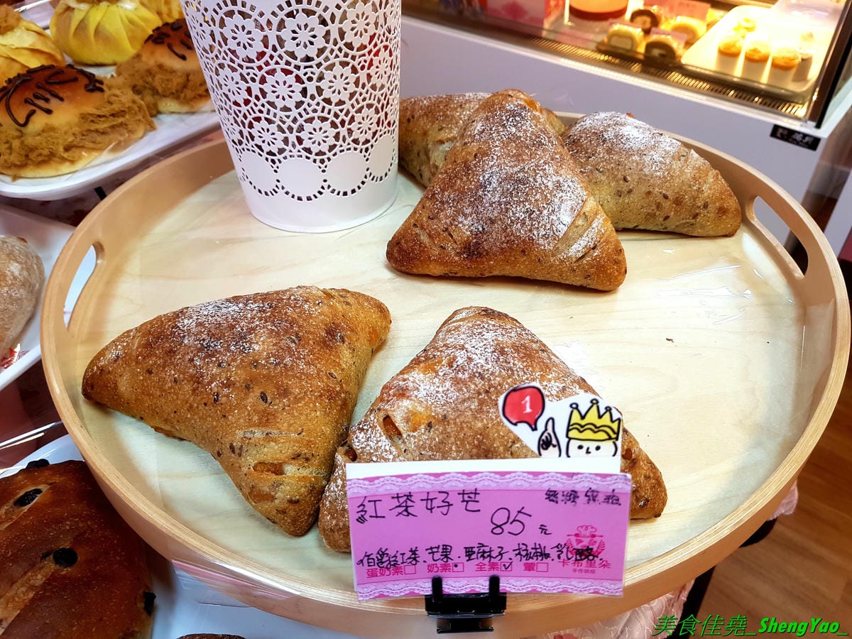 [台中沙鹿]卡布里朵 手作烘焙坊 – 沙鹿3月多開幕的烘焙麵包店,老闆是從大甲裕珍馨出來的,烘焙資歷15年,曾赴日研習還參加過麵包大賽,店家主打歐式麵包,另外也有賣台式麵包和蛋糕小甜點,麵包