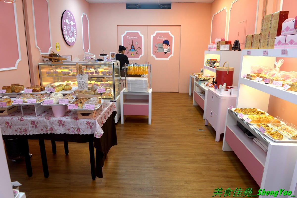 [台中沙鹿]卡布里朵 手作烘焙坊 – 沙鹿3月多開幕的烘焙麵包店,老闆是從大甲裕珍馨出來的,烘焙資歷15年,曾赴日研習還參加過麵包大賽,店家主打歐式麵包,另外也有賣台式麵包和蛋糕小甜點,麵包