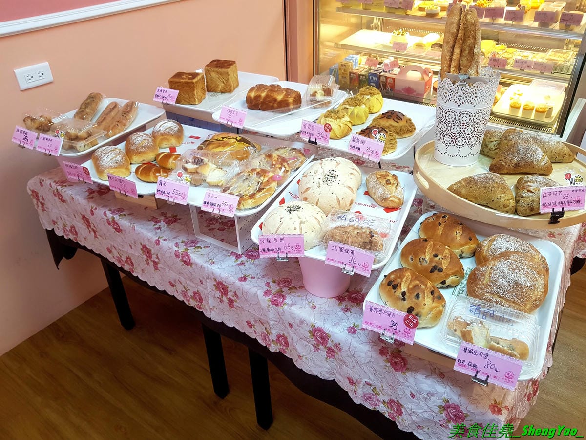 [台中沙鹿]卡布里朵 手作烘焙坊 – 沙鹿3月多開幕的烘焙麵包店,老闆是從大甲裕珍馨出來的,烘焙資歷15年,曾赴日研習還參加過麵包大賽,店家主打歐式麵包,另外也有賣台式麵包和蛋糕小甜點,麵包