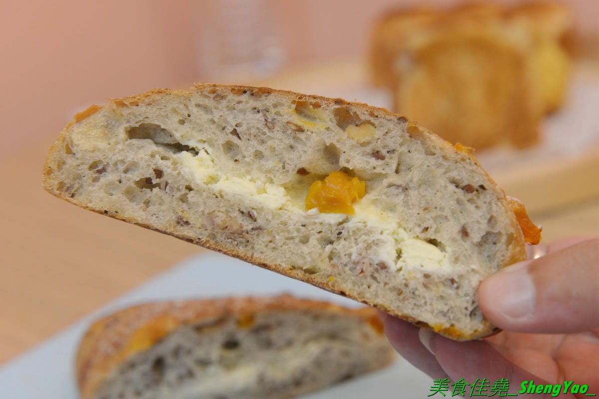 [台中沙鹿]卡布里朵 手作烘焙坊 – 沙鹿3月多開幕的烘焙麵包店,老闆是從大甲裕珍馨出來的,烘焙資歷15年,曾赴日研習還參加過麵包大賽,店家主打歐式麵包,另外也有賣台式麵包和蛋糕小甜點,麵包